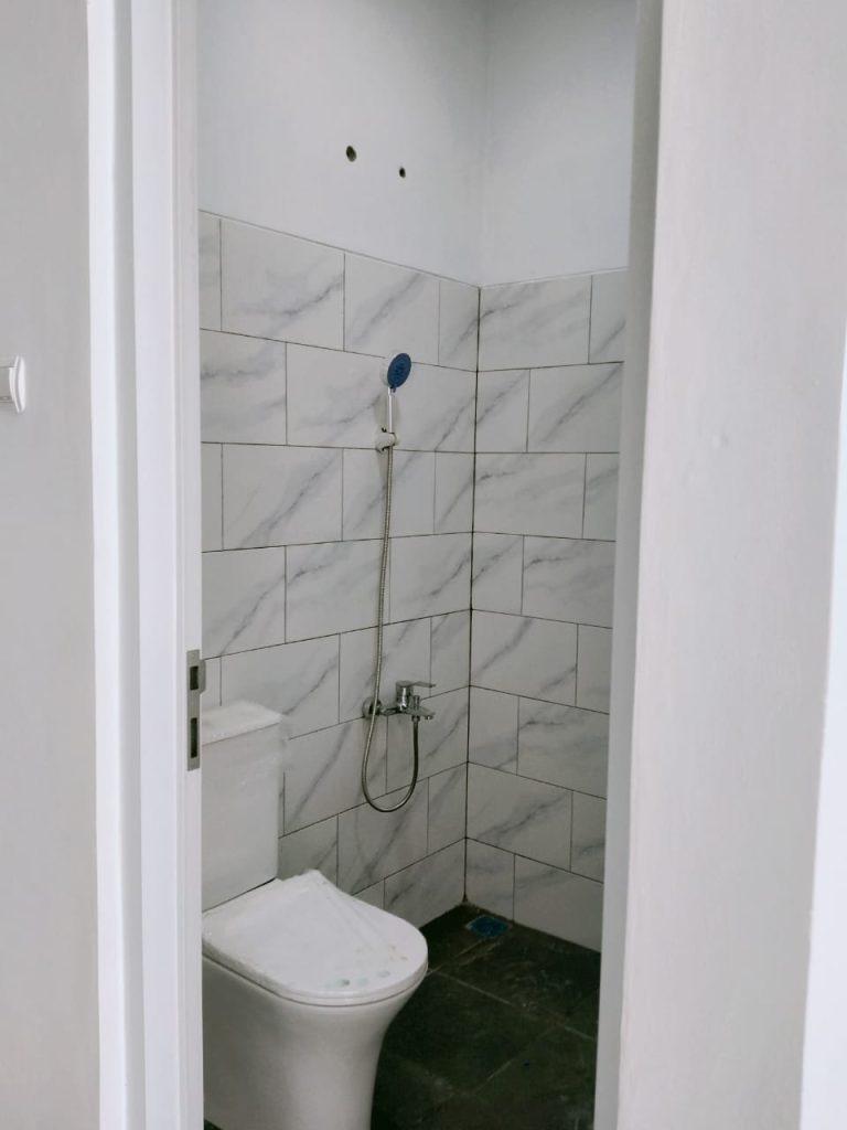 KAMAR MANDI DENGAN SHOWER DAN TOILET DUDUK